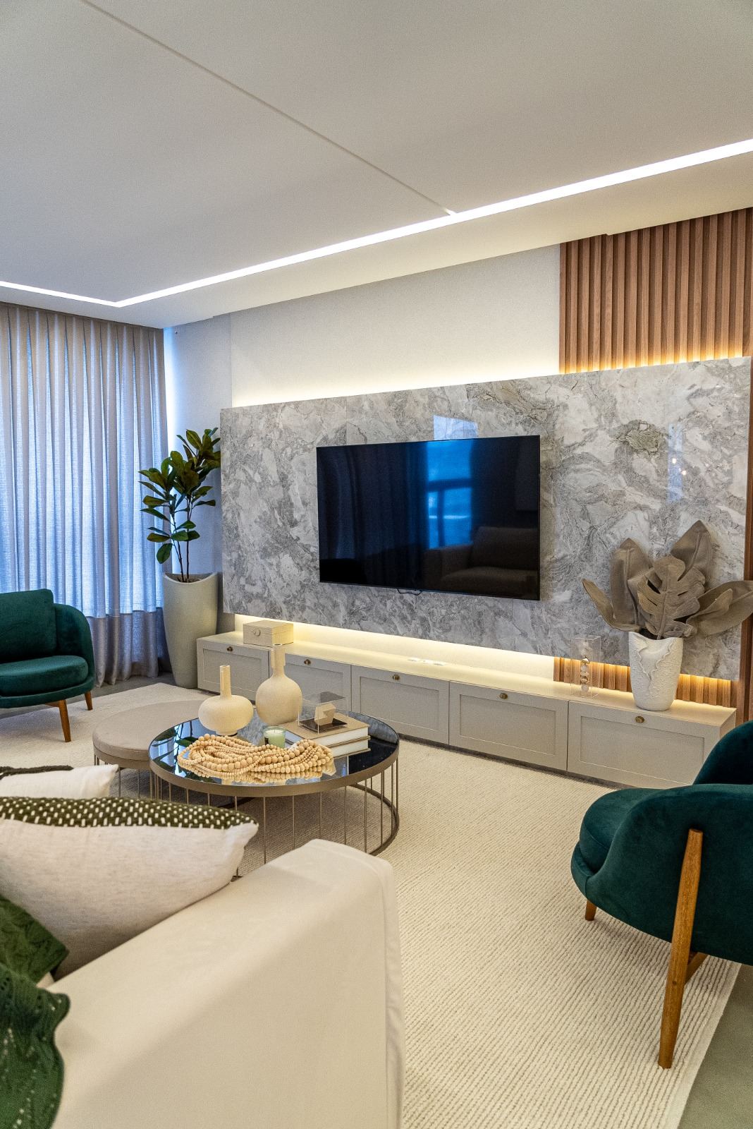 Sala com painel em pedra e marcenaria amadeirada